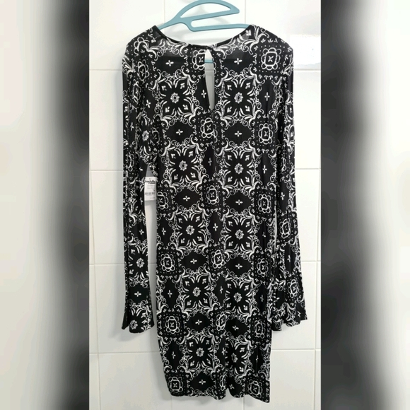 Dress with bell sleeves - Picture 2 of 4